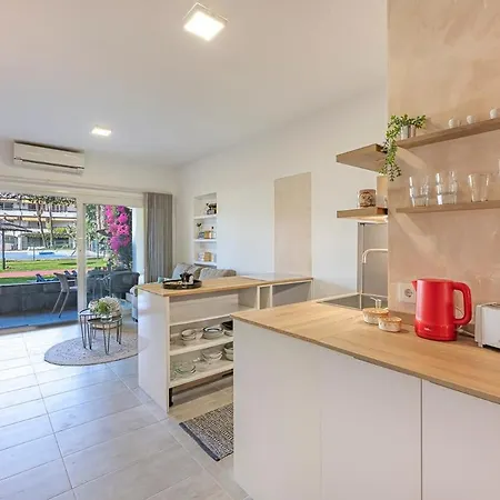 Golden Mile Getaway, Garden View, Pool & Comfort Apartment