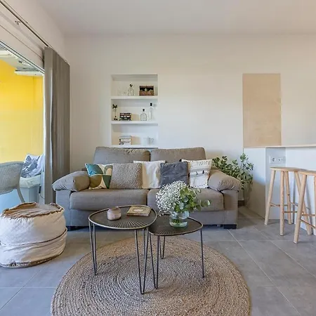 Apartment Golden Mile Getaway, Garden View, Pool & Comfort *