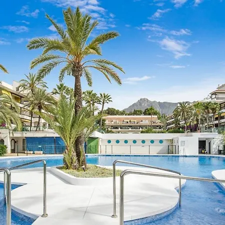 Golden Mile Getaway, Garden View, Pool & Comfort Apartment