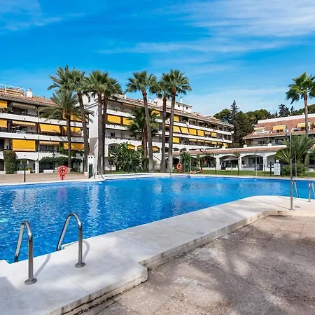 Golden Mile Getaway, Garden View, Pool & Comfort *